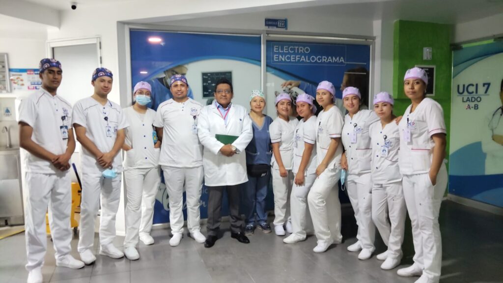 foto dle profe con los estudiantes de practica