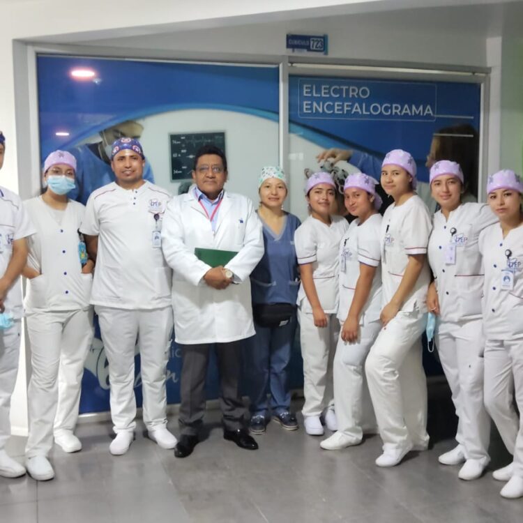 foto dle profe con los estudiantes de practica